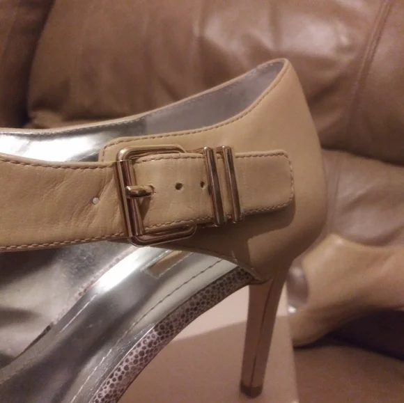 NWT ladies leather pumps. - Picture 2 of 9